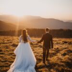 Couple de marié au soleil couchant
