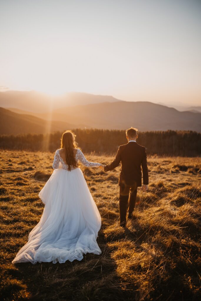 Couple de marié au soleil couchant