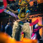 Défilé de personnages costumés