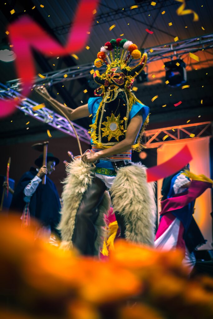 Défilé de personnages costumés